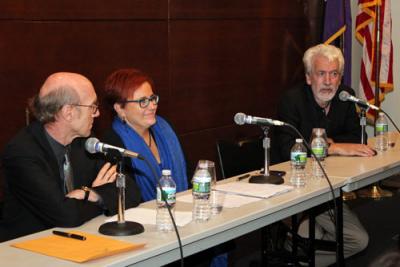 La mesa redonda "Gernika, revisited" dio inicio el lunes a las jornadas. En la imagen, los profesores Joan Ramon Resina, de la Universidad de Stanford, la moderadora Marijose Olaziregi, del Instituto Etxepare, y Joseba Zulaika, de la Universidad de Nevada