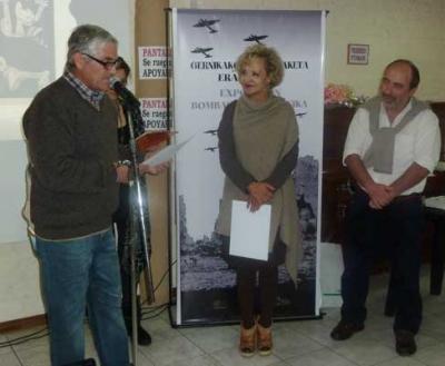 Jorge Larraburu lehendakari del centro 'Zuhaitzaren Herria' de Marcos Paz, Elvira Cortajarena delegada del Gobierno Vasco y Ricardo Curutchet intendente local en la inauguración de la muestra 'Bombardeo de Gernika, 75º aniversario (foto Delegación)