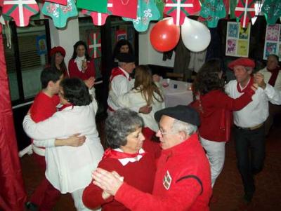 Algunios de los integrantes de la Subcomisión de Cultura del Iparraldeko Euskal Etxea, en plena sesión de danza (fotoIEE)