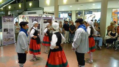 Los dantzaris de Etorritakoengatik en la inauguración de la muestra Bombardeo de Gernika-75 Aniversario el pasado mes de febrero en la ciudad patagónica (fotoEE)