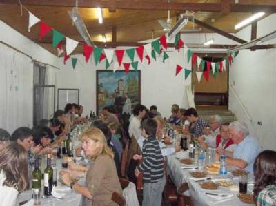 Los integrantes del Lagun Onak pergaminense organizan cenas mensuales. En la imagen, la reunión de mayo (fotoEE)