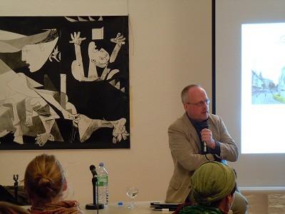 Ingo Niebel, hijo del difunto Klaus Niebel, durante una charla sobre Gernika organizada por la Euskal Etxea de Berlín en 2012 (foto BerlinEE)