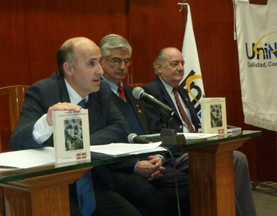 Imagen de archivo de la Semana Vasca de Asuncion 2011, en la que el historiador Miguel Angel Elkoroberezibar presentó la edición corregida y aumentada de su libro sobre Domingo de Irala (foto EJ)