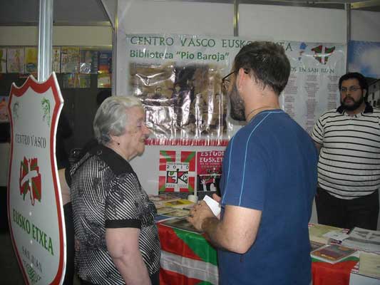 Ofelia Larrea, ícono del centro Eusko Etxea de San Juan, frente al stand vasco en la Feria del Libro 2013