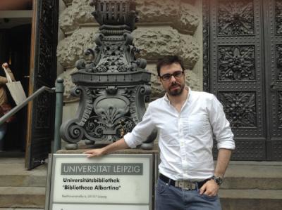 Unai Lauzirika a las puertas de la Biblioteca de la Universidad de Leipzig 