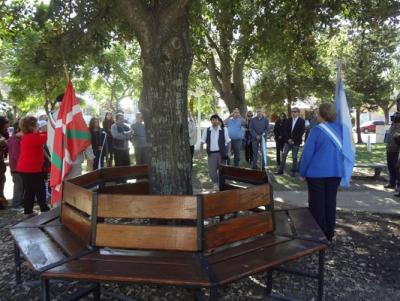 Arrecifeseko Plaza Mitren inaguratu berri den ‘Bake-eserlekua’  (argazkiaEE)