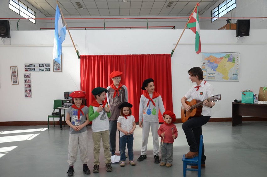 El Coro de Txikis del Zelaiko Euskal Etxea, de Santa Rosa, debutó en el 22º aniversario de la institución 