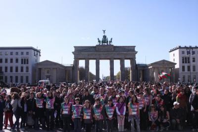 Berlingo Euskal Etxeko kideak Brandenburgoko Ate ezagunaren aurrean Korrika 17 ospatzen (argazkia Berlin EE)