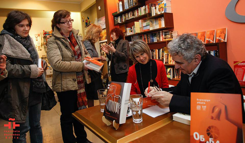 Bernardo Atxaga signing books after his talk at the Greenwich Bookstore in Sofia (PhotoCervantesInstitute) 