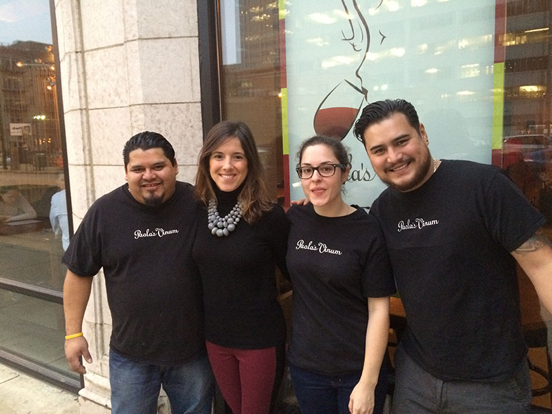 Paola Pérez, segunda por la izquierda, con los trabajadores de Paola's Vinum (Foto: EuskalKultura.com)