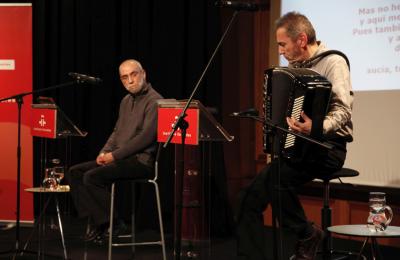 Gerardo Markuleta y Jabier Muguruza, en 2013, durante un recital de poemas de Espriu traducidos al euskera, organizado por el Instituto Cervantes (foto Instituto Cervantes)