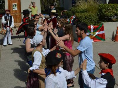 El año pasado el público se animó a bailar con los dantzaris en el festejo de Aberri Eguna en el Cerro San Cristóbal (foto Hilario Olazaran Txistulari Taldea)