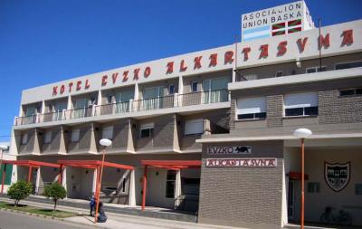 Edificio del hotel Euzko Alkartasuna, señero de la colectividad vasca local, en la Plaza de Macachín.