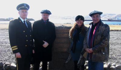 Acto de commemoracion en Hólmavík, con Jónas Guðmundsson, Sheriff de los fiordos del oeste de Islandia; Illugi Gunnarsson, Ministro de Cultura, Esther Ösp Valdimarsdóttir, por parte de Hólmavík, y Martin Garitano, Diputado General de Gipuzkoa