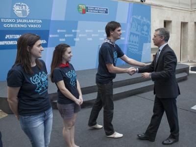 Participantes en Gaztemundu 2014 saludando al lehendakari Urkullu, que les recibió en Lehendakaritza (foto Irekia)