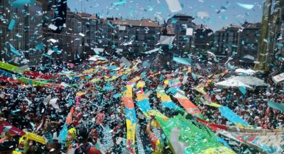 El acto de Gure Esku Dago tiñó de colores y de ilusión la Plaza de la Virgen Blanca de Gasteiz