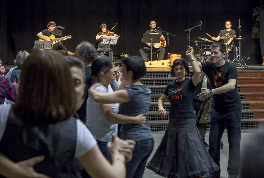 Un concierto-taller de euskal dantza de Aiko Taldea (foto Aiko Taldea)