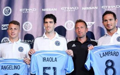 Andoni Iraola el pasado martes en su presentación a la prensa, con los otros dos nuevos jugadores y el entrenador Jason Kreis.