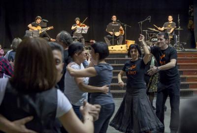 Un concierto-taller de euskal dantza de Aiko Taldea (foto Aiko Taldea)