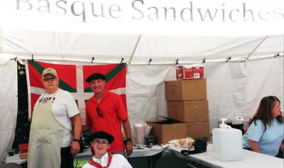 El puesto del  Utah Basque Club en la Feria Carmelita, en la que también actuaron los dantzaris de Triskalariak (foto Utah BC)