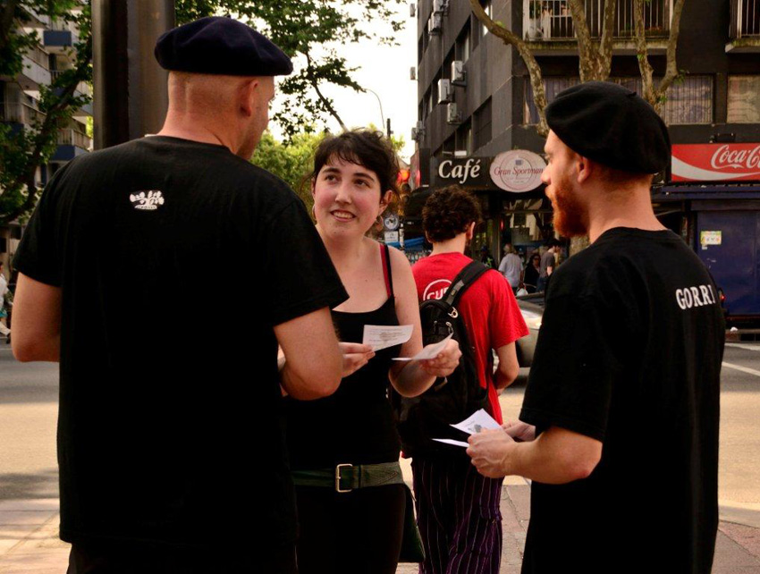 Members of the Aldaxka Association in Montevideo took to the streets to introduce residents of Montevideo to the Basque language. 