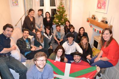 Algunos socios y amigos de Bristoleko Euskal Etxea durante la presentació oficial del nuevo centro vasco (foto Bristol CV)