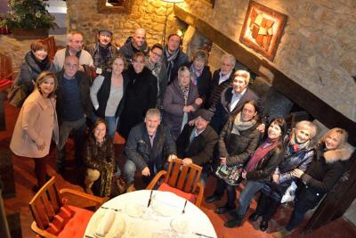 Miembros de la familia Gurtubay en el restaurante Akebaso de Atxondo, junto a la periodista Olga Zabalgogeaskoa (izquierda), presentadora de "Origen"