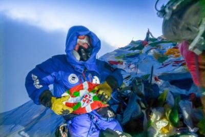 Bryan Osoro tras hollar la cumbre del Everest, con la ikurriña que le diera su padre, Larry Osoro (foto Bryan Osoro)