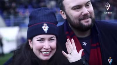 Jonathan y Emily, de la peña Eibar USA, visitaron Ipurua y él aprovechó para pedirle matrimonio en mitad del campo! 