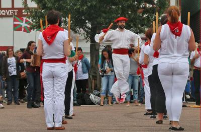 Gari Otamendi bailando en Saint Pierre y Miquelon, durante su primera visita con el grupo Errebal (foto SPM EE)