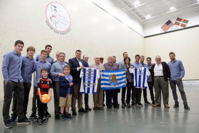 La expedición de la Real Sociedad junto a miembros de la comunidad vasca de San Francisco, en el frontón del Basque Cultural Center (foto Real Sociedad)