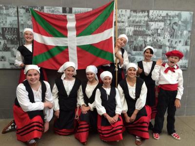 Los dantzaris medianos del grupo Zazpiak Bat Dancers de Reno estarán en la fiesta (foto Reno CV)