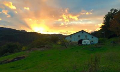 El sol se esconde tras el baserri OIabe de Bedarona (foto Olabe Project)