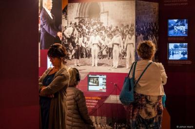 Visitantes en Soka, la exposición multimedia sobre euskal dantza (foto EKE)