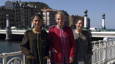 A la derecha, Oihane Pardo junto a colaboradoras de Amarenak, mostrando sus diseños (foto Amarenak)