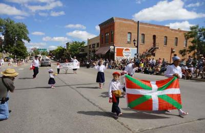 Imagen del desfile de la última edición en Buffalo de la NABO Convention and Basque Festival (foto EuskalKultura.com)