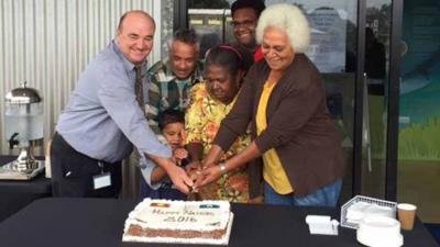 Ramon Jayo Astorquia corta la tarta en una fiesta en el concejo de Hinchinbrook Shire (foto RJA)