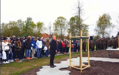 Urkullu en Auschwitz: Plantando un retoño del Arbol de Gernika (photo Irekia)