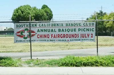 Pancarta anunciando el picnic y fiesta vasca de este fin de semana, en los Fairgrounds de Chino, CA (foto EuskalKultura.com)