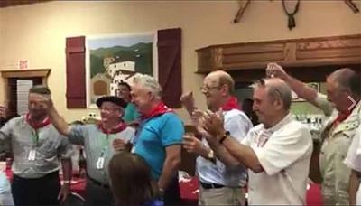 Brindis ayer en Chino por los vencedores, los participantes y la organización (imagen video Andrea Miren)