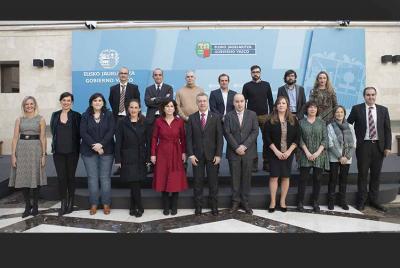 Participantes en la reunión de ayer del Consejo Asesor de Colectividades Vascas que presidió Urkullu en Vitoria-Gasteiz (foto Irekia)