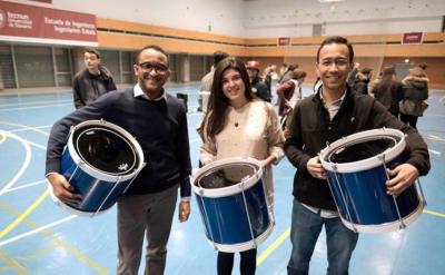 Desmond Moru (Nigeria), Mariada Acedo (México) y Francisco Velázquez (Honduras), participantes mañana en Donostia de la tamborrada (imagen Amanda Cortés-DV)