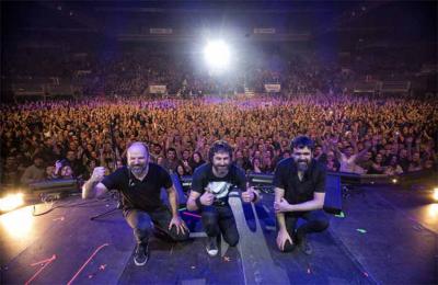 Los componente de Berri Txarrak, Galder Izagirre, David Gonzalez y Gorka Urbizu, en el concierto del BEC de Barakaldo (foto Unai Beroiz)