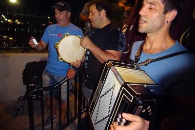 Excelente ambiente el viernes en el trikipoteo, lindo preludio del Basque Fest del sábado (foto EuskalKultura.com)