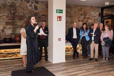 La programación cultural del hotel Unanue prestará especial atención a los vascos de la Diáspora. En la imagen, Arantxa Liceaga, del equipo del hotel, se dirige a los asistentes a la inauguración (foto Pastain)