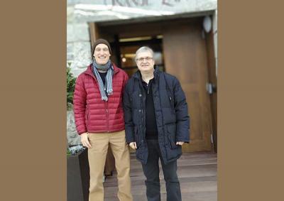 Aitor Iñarra (coordinador de Euskera de NABO) y Joseba Etxarri (EuskalKultura.com, Hotel Heredad de Unanue) en la entrada del hotel