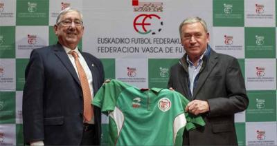 El presidente de la Federación Vasca de Fútbol Luis Mari Elustondo y el nuevo entrenador de la Euskal Selekzioa muestran la camiseta del combinado vasco (foto Juan Echeverría-Mundo Deportivo)