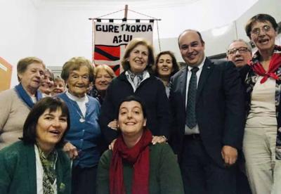 Gorka Alvarez Aranburu este mayo en Azul, con Sara Pagola ;Mariana Satostegui e integrantes del Gure Txokoa local