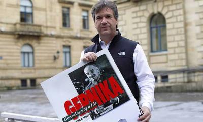 Xabier Irujo presentando ayer en Donostia su libro 'Gernika, Genealogy of a Lie' (foto Maialen Andres / Foku / Berria)