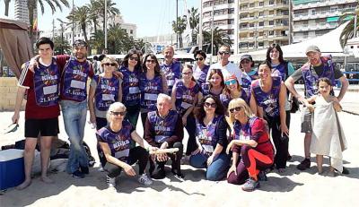 Alumnos de euskera de la Escuela Oficial de Idiomas de Alicante con su profesora Izaskun Kortazar en los actos de la Korrika 21